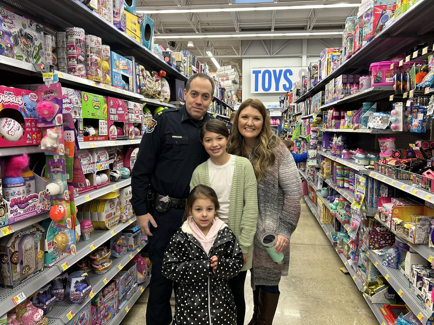 A police officer shopping with a family. 