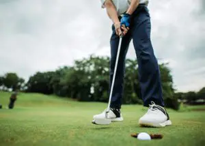 Golfer-making-a-putt